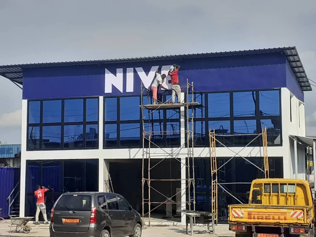 Enseigne corporate et façade commerciale